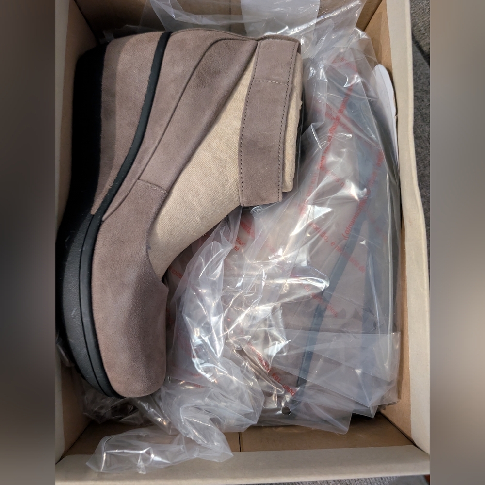 Clarks Women's Taupe Wedge Shoes - Picture 3 of 8